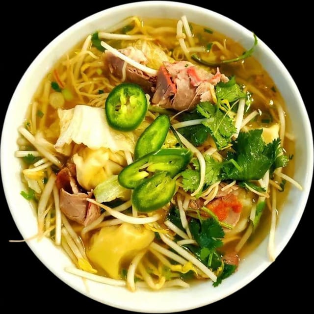 S8 - Hoành Thánh Mì (Large) Egg Noodles & 4 Wontons.